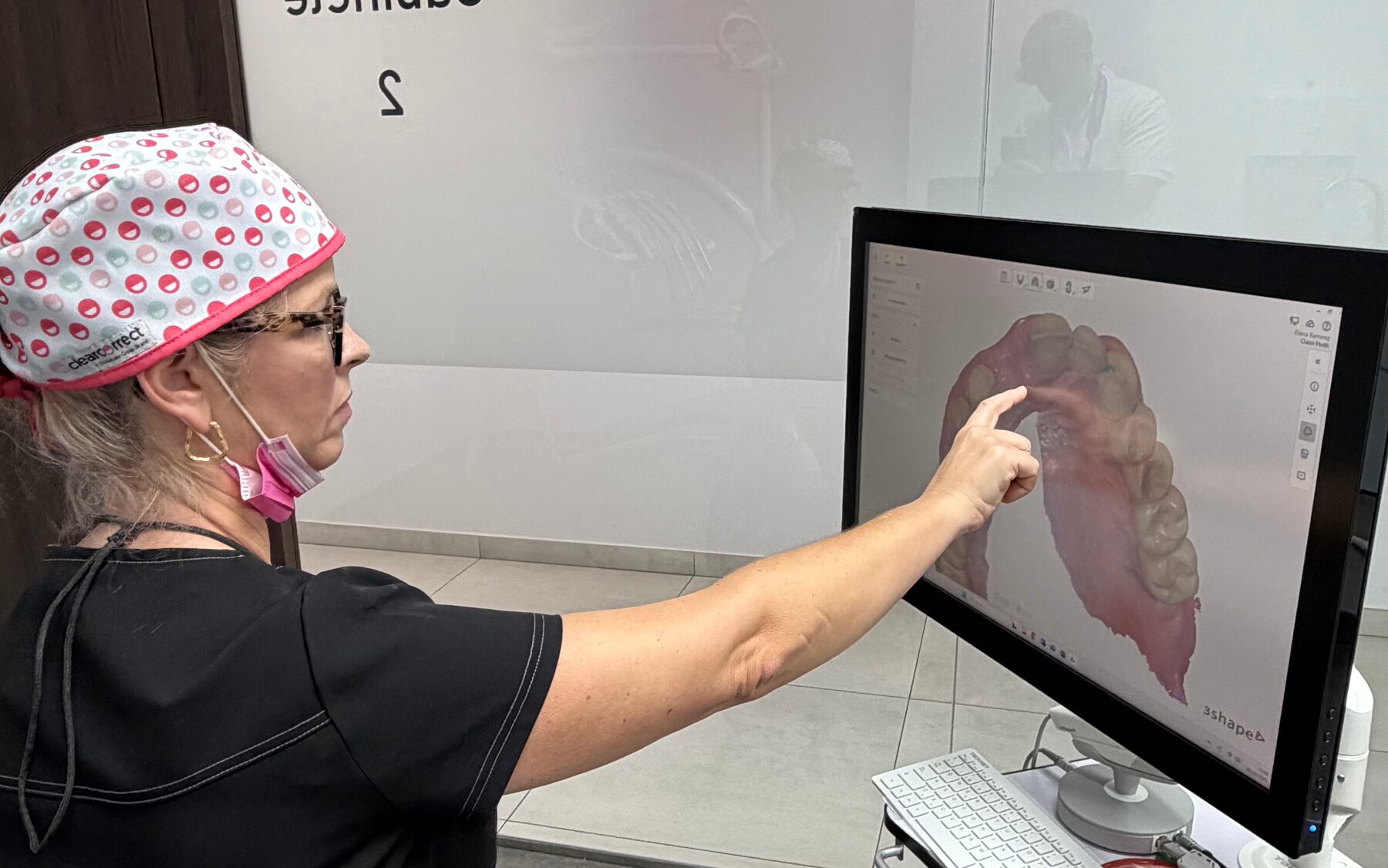La Dra. Elena Ramírez Glindon revisando el escaneado 3D de una dentadura